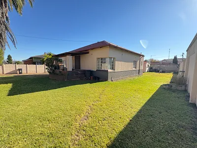 2 Bedroom House For Sale in Roodepoort - 5Bzy.webp