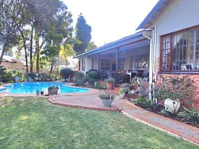 4 Bedroom House For Sale in Roodepoort - GaRq.webp