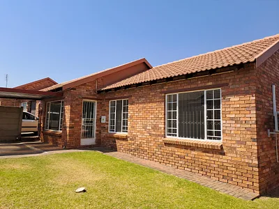 3 Bedroom Townhouse For Sale in Roodepoort - ejqR.webp