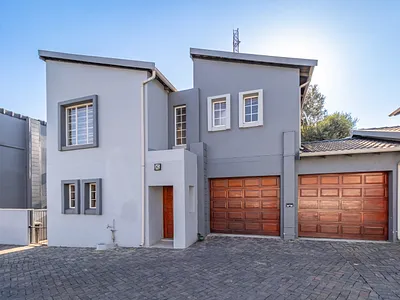 3 Bedroom Townhouse For Sale in Roodepoort - LfJv.webp