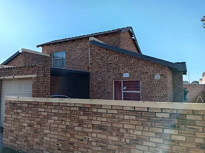 3 Bedroom Townhouse For Sale in Roodepoort - EzbS.webp