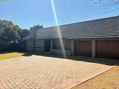 4 Bedroom House For Sale in Roodepoort - XSeZ.webp