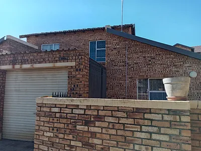 3 Bedroom Townhouse To Rent in Roodepoort - EGYC.webp