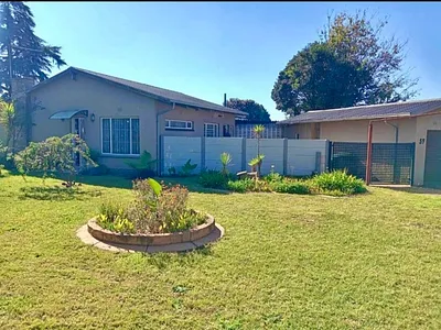 3 Bedroom House For Sale in Roodepoort - 4O5y.webp