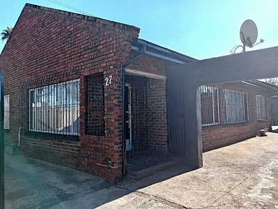 9 Bedroom House For Sale in Roodepoort - 05yR.webp