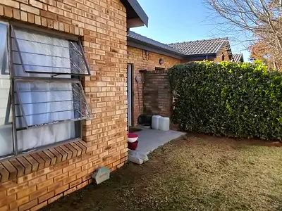 2 Bedroom Townhouse For Sale in Roodepoort - 9Cly.webp
