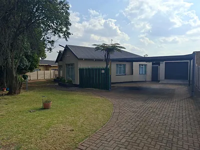 4 Bedroom House For Sale in Krugersdorp - 99qv.webp