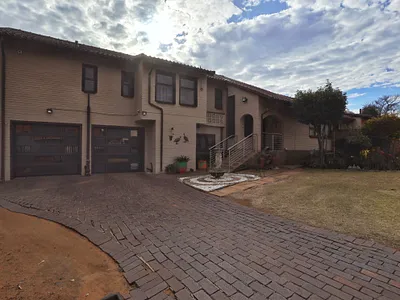 4 Bedroom House To Rent in Roodepoort - 87cN.webp
