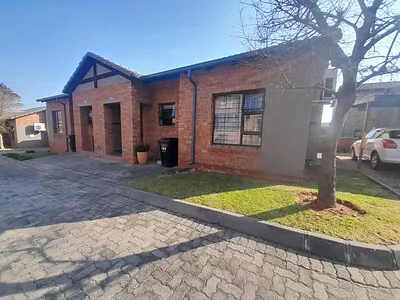 2 Bedroom Townhouse To Rent in Roodepoort - vNMT.webp