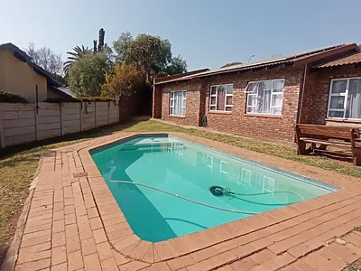 3 Bedroom House For Sale in Roodepoort - 8Ozd.webp
