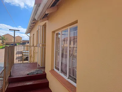 2 Bedroom Apartment For Sale in Roodepoort - 2hX7.webp