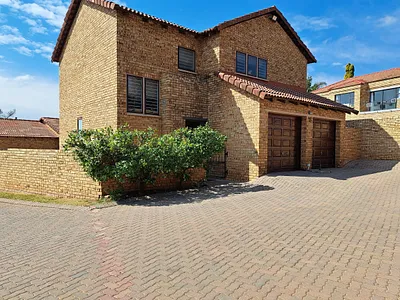 4 Bedroom Townhouse For Sale in Roodepoort - xtQJ.webp