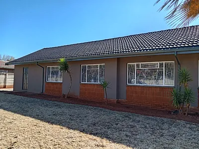 4 Bedroom House For Sale in Roodepoort - 05m5.webp