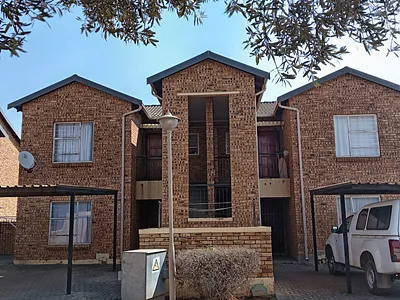 2 Bedroom Apartment For Sale in Roodepoort - O66X.webp