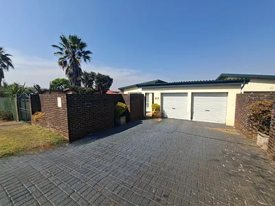 3 Bedroom House For Sale in Krugersdorp - 8eA7.webp