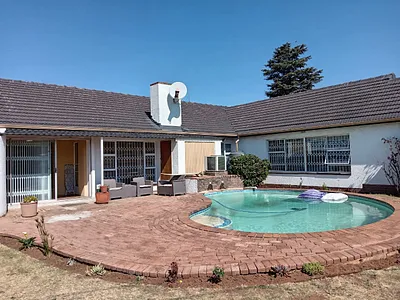 4 Bedroom House For Sale in Roodepoort - hGh9.webp