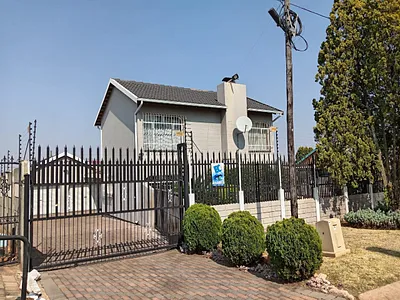 3 Bedroom House For Sale in Roodepoort - vRvD.webp