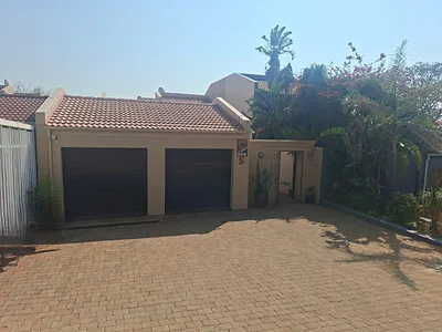 3 Bedroom House For Sale in Roodepoort - oofE.webp