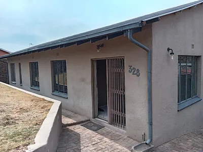 4 Bedroom House For Sale in Roodepoort - fgqA.webp