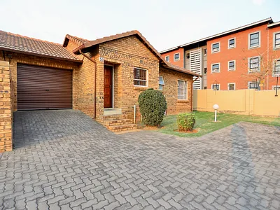 2 Bedroom Townhouse For Sale in Roodepoort - 5o6m.webp