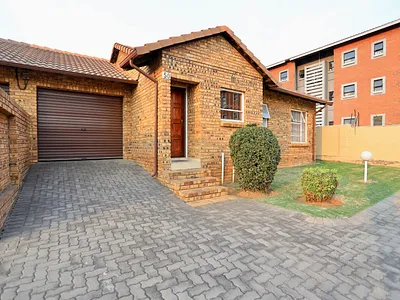 2 Bedroom Townhouse For Sale in Roodepoort - t65N.webp