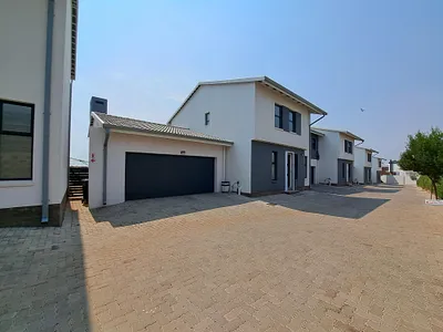 3 Bedroom Townhouse For Sale in Roodepoort - P6ke.webp