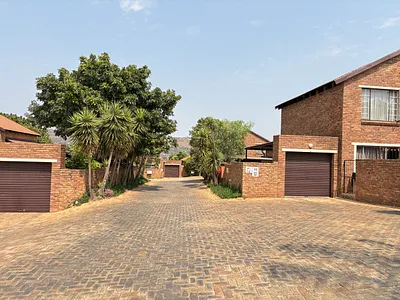 2 Bedroom Townhouse For Sale in Roodepoort - bAlA.webp