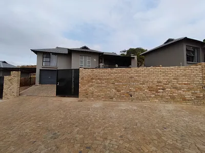3 Bedroom Townhouse For Sale in Krugersdorp - WMqS.webp