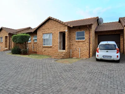 3 Bedroom Townhouse For Sale in Roodepoort - glPh.webp