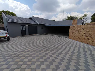 6 Bedroom House For Sale in Roodepoort - img