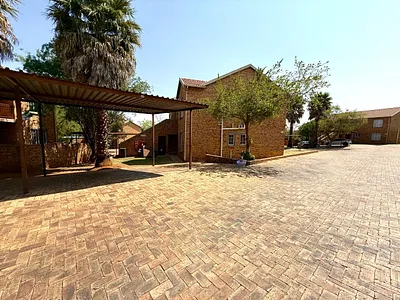 2 Bedroom Townhouse For Sale in Roodepoort - 6h7g.webp