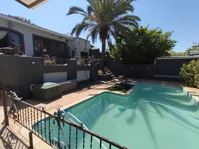 8 Bedroom House For Sale in Roodepoort - img