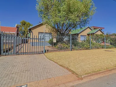 4 Bedroom House For Sale in Krugersdorp - img