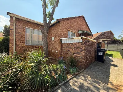 2 Bedroom Townhouse For Sale in Allen's Nek, Roodepoort - ZZmA.webp