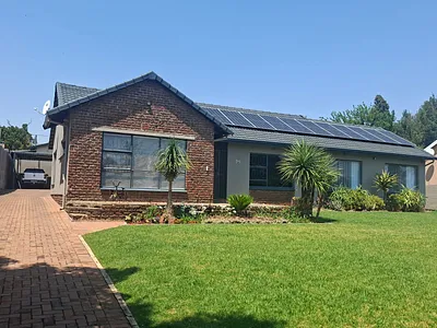 3 Bedroom House For Sale in Krugersdorp - gifI.webp