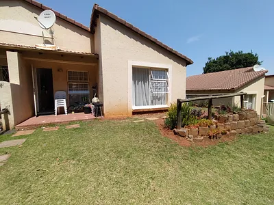 3 Bedroom Townhouse For Sale in Roodepoort - sfph.webp