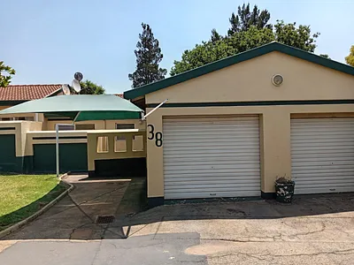 3 Bedroom Townhouse For Sale in Roodepoort - S7M2.webp