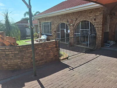 4 Bedroom House For Sale in Helikonpark, Randfontein - 1Cqg.webp