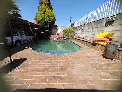 3 Bedroom House For Sale in Roodepoort - szyO.webp