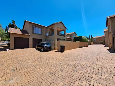 3 Bedroom Townhouse For Sale in Roodepoort - v7U0.webp