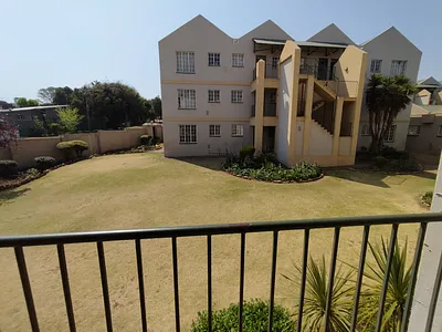 2 Bedroom Townhouse For Sale in Roodepoort - jqgQ.webp