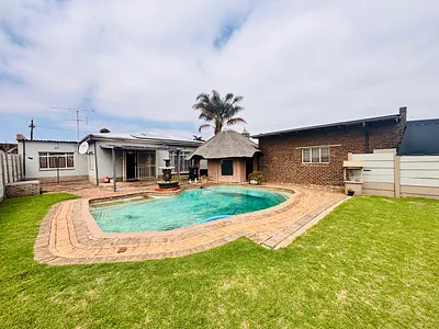 3 Bedroom House For Sale in Krugersdorp - y2mV.webp