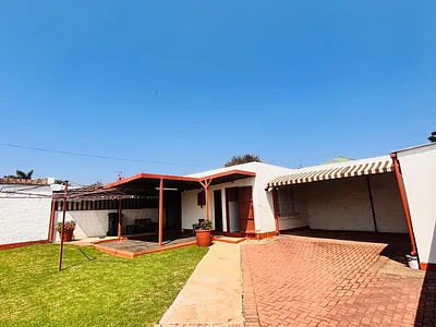 3 Bedroom House For Sale in Krugersdorp - 2y1o.webp