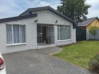 4 Bedroom House For Sale in Johannesburg - HJIc.webp