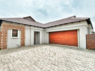 3 Bedroom House For Sale in Secunda - 0k8y.webp