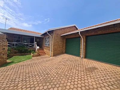 3 Bedroom Townhouse For Sale in Krugersdorp - rbNF.webp