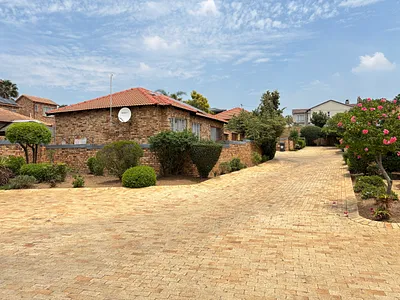 2 Bedroom Townhouse For Sale in Roodepoort - pr5V.webp