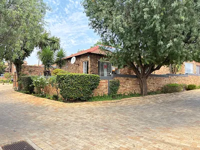 2 Bedroom Townhouse For Sale in Roodepoort - yUBH.webp
