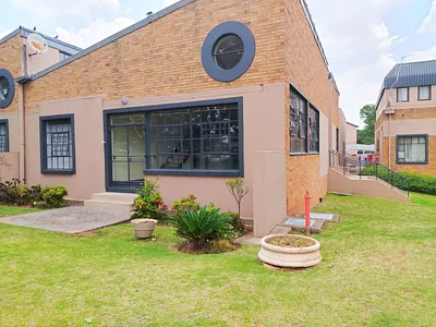 3 Bedroom Townhouse To Rent in Roodepoort - cWGe.webp