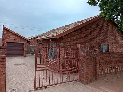 3 Bedroom House For Sale in Soweto - cHgh.webp